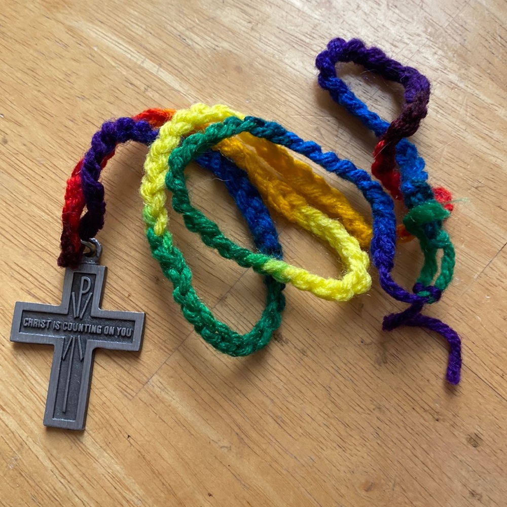 Pretty cross charm for necklace in great condition